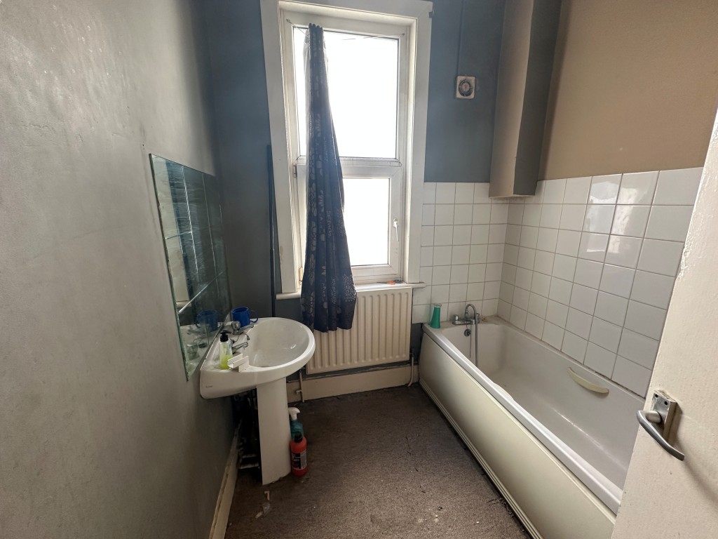 Lot: 66 - FREEHOLD MIXED USE INVESTMENT - Flat 2 Bathroom with bath and basin